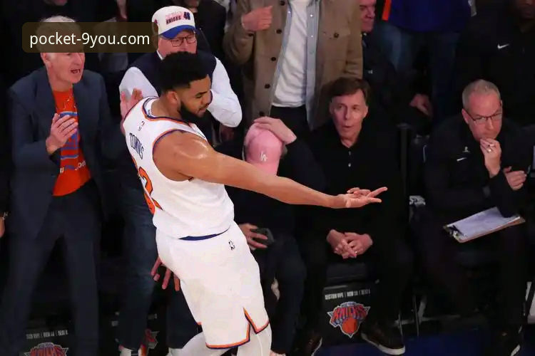 NBA季后赛最新动态：尼克斯半场创纪录狂胜老鹰，唐斯三双带队晋级东区半决赛